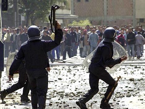 Émeutes contre la police à Béjaïa, le 31 mars.