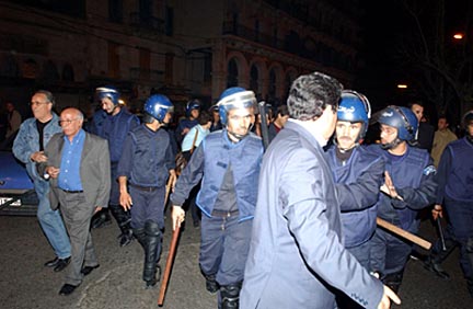 Répression policière le jour du scrutin, 8 avril 2004.