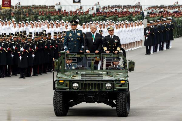 El presidente mexicano Andrés Manuel López Obrador
            yjefes militares pasan revista a la tropa, 16 de septiembre
            de2019. (Foto: EFE)