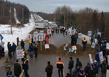 Travailleurs bloquent la route 175, 11.12.2003