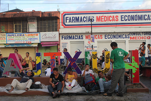 Migrantes de la caravana centroamericana descansan en
            Huixtla, 21 de octubre de 2018. Foto: El Internacionalista