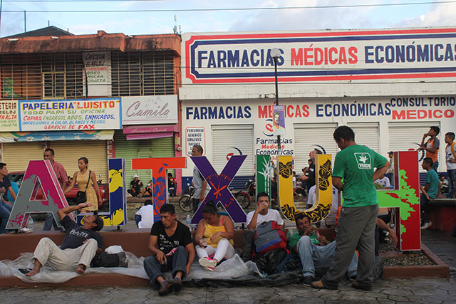Migrantes de la caravana centroamericana descansan en
Huixtla, 21 de octubre de 2018. Foto: El Internacionalista
