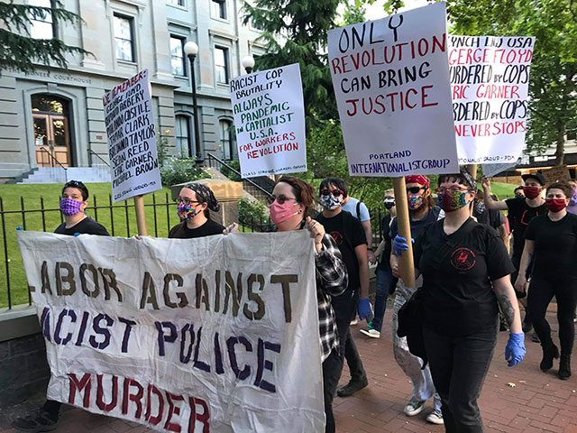 Class Struggle Workers - Portland and Internationalist
            Group in 31 May 2020 march denouncing police murder of
            George Floyd. (Internationalist photo)