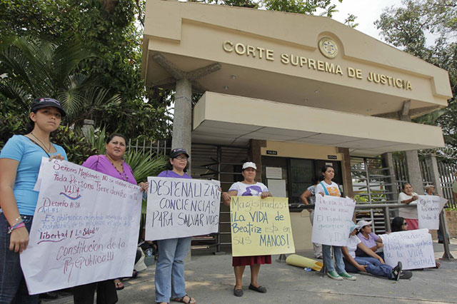 Manifestación frente al Corte Suprema
            en San Salvador egige un amparo para dejarle a Beatriz
            abortar, 5 de mayo. La corte falló en su contra. (Foto:
            EFE)