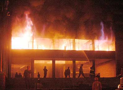 Foto: Congreso ecuatoriano incendiado