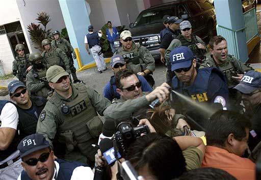 FBI official pepper-sprays journalists in San Juan