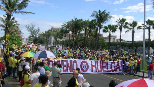 Puerto Rican teachers march, Sunday, February
                      17, 2008