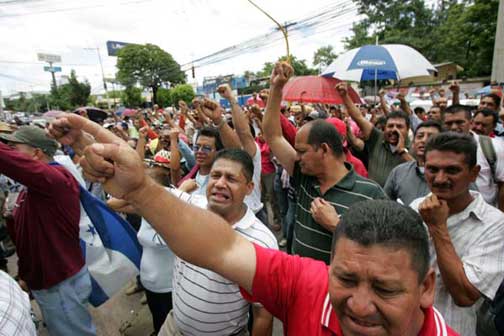Maestros hondureños votan la huelga indefinida en una asamblea frente a la sede del sindicato magisterial COPEMH, el 3 de agosto, después del entierro de los maestros Roger Vallejo y Martin Riviera, asesinados por la dictadura.