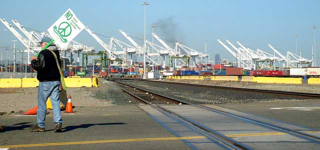 080501 ILWU port shutdown, Oakland, Internationalist photo