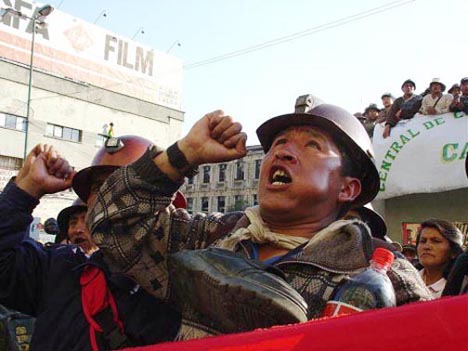 Mineros manifiestan en La Paz, 16.10.03