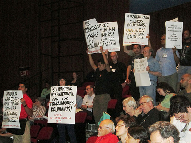 Activistas en el Left Forum en NY protestan
                durante discurso del vicepresidente boliviano, Álvaro
                García Linera. Reclamaban libertad y anulación de cargos
                legales contra trabajadores huelguistas en Bolivia.
                Foto: El Internacionalista