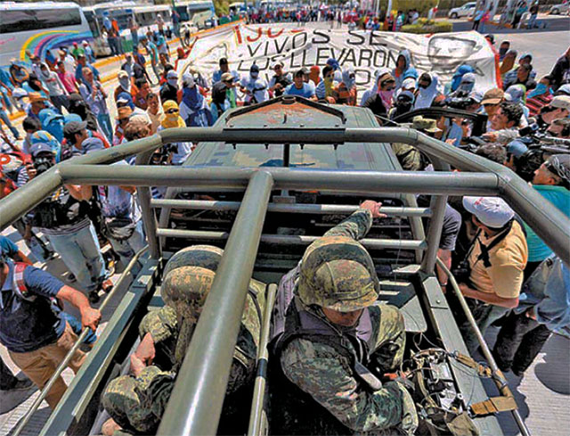 Normalistas
Ayotzinapa bloquean militares en Autopista del Sol, 5 de
octubre de 2014.