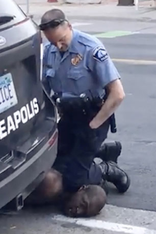 Minneapolis cop knees George Floyd, killing him, 25 May
            2020. (Screenshot from bystander cellphone video)