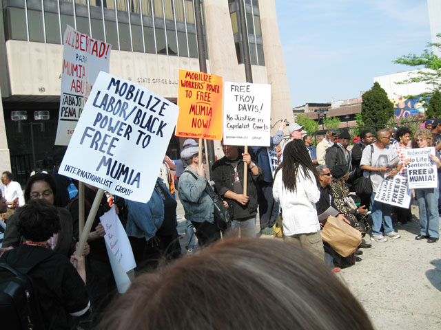 Internationalist Group at Harlem rally for Mumia Abu-Jamal, 8 May 2009. (Internationalist photo)