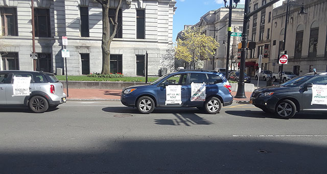 Car caravan outside Newark federal building demands
            shut down I.C.E. detention centers, 1 April 2020.
            (Internationalist photo)