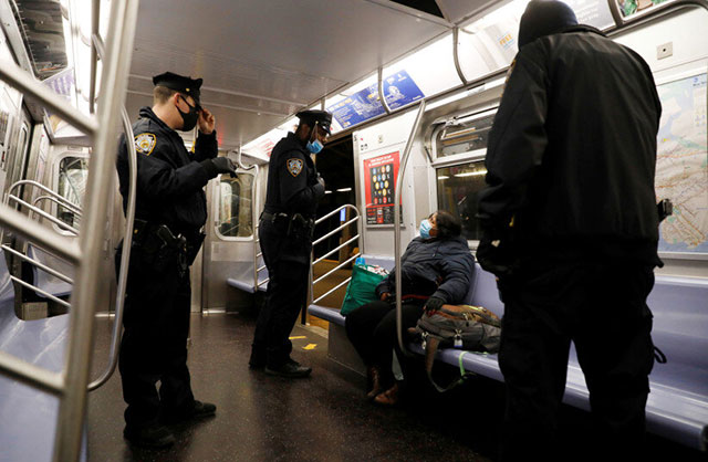 NYC police remove woman from subway, 7 May 2020.
            (Photo: Reuters)