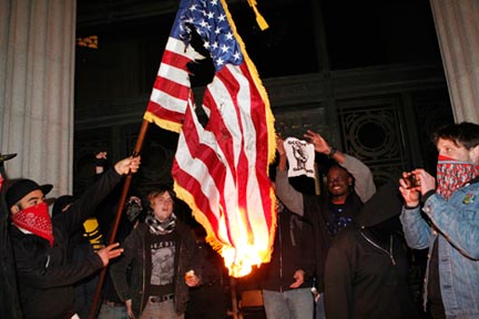 oaklandprotestersburnflag120128.jpg