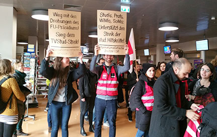 Die Internationalistische Gruppe demonstriert
            währenddes TVStud Streiks, 16. Januar 2018.