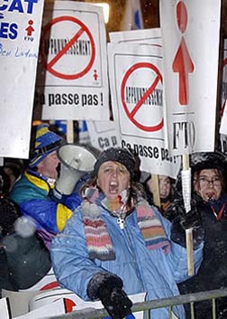Devant l'Assemblée nationale à Québec, le 15.12.2003