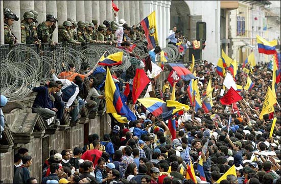 Manifestación quiteña tras renuncia de Gutiérrez