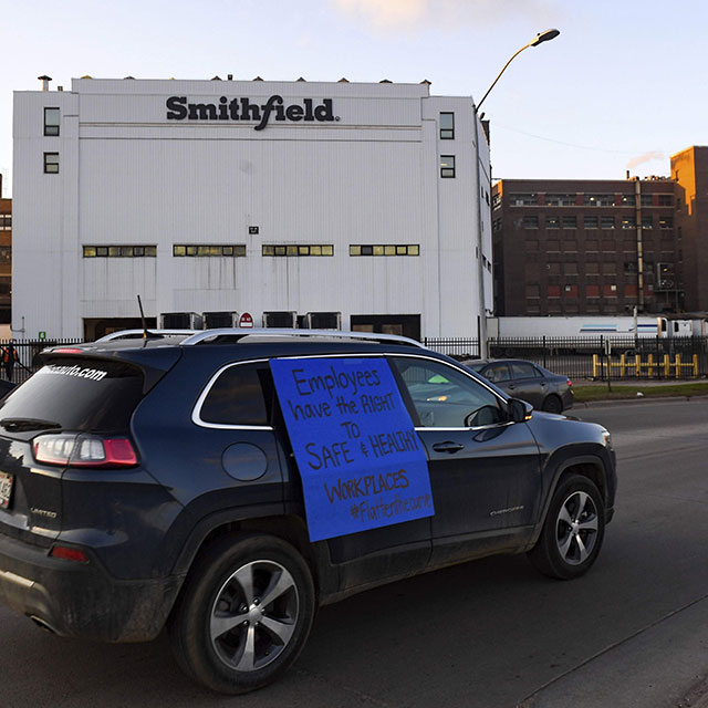 Protest outside Smithfield packinghouse, Sioux Falls,
            SD, 9 April 2020.