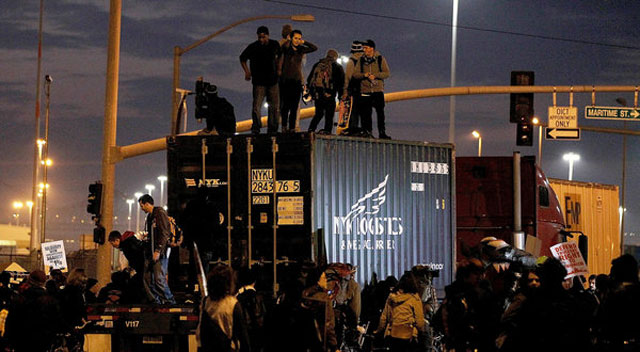 Occupy protesters blockade the port of Oakland, California, December 12. (Photo: Justin Sullivan/Getty Images)