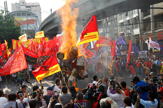 Effigy of Benigno Aquino burns Manila May 1 2014 