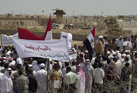 Iraqis protest outside Abu Ghraib prison 05.05.04