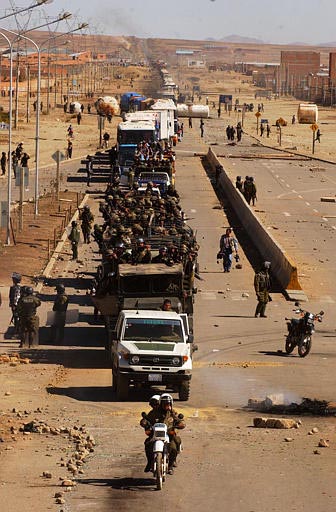 Convoi militar, El Alto, Bolivia, 09.10.03