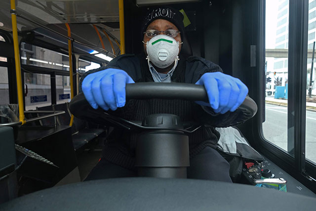 Detroit bus
                driver wears mask, March 2020. (Photo: AFP)