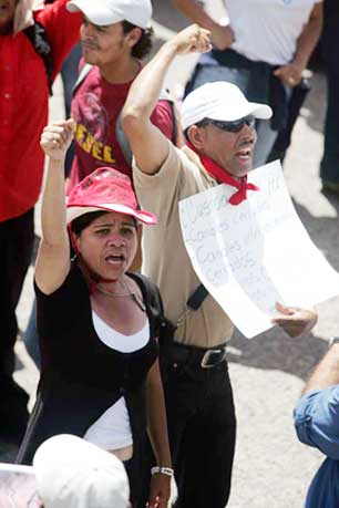 Sindicalistas en la marcha al aeropuerto Toncatín, donde la policía asesinó a un joven, el 4 de julio.