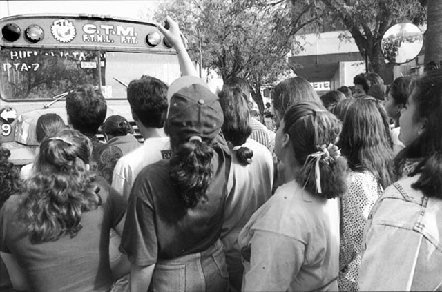 Women workers of the Sony subsidiary
Magnéticos de México in Nuevo Laredo repel attempts by
“union” bureaucrats of the corporatist CTM to bring in
scabs in buses during April 1994 strike. (photo: Fred
Chase/Impact Visuals)