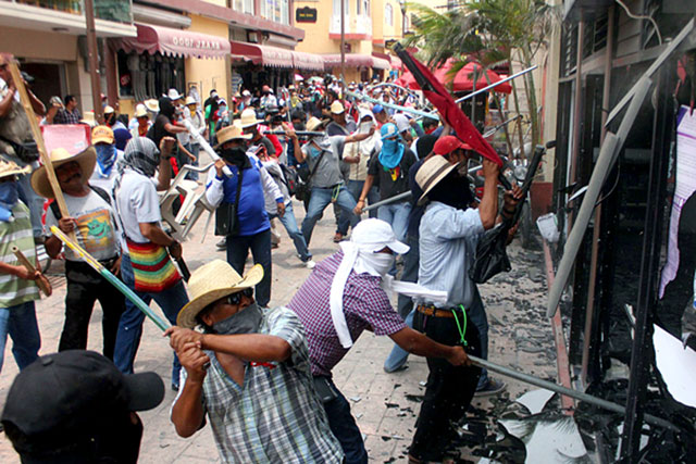 Insurgent teachers in Chilpancingo,
capital of the state of Guerrero, taking care of business at
office of National Action Party (PAN) and other ruling
parties and government agencies responsible for the
capitalist counter-reform of education, April 25. (Photo:
European Pressphoto Agency)