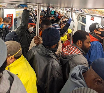 Crowded NYC
                subway car at rush hour, April 2. (Photo: Twitter)