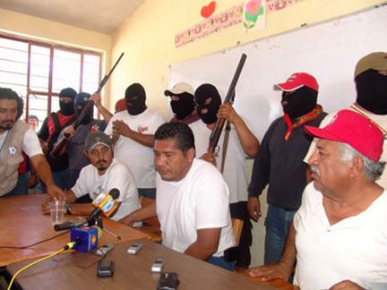 The paramilitary group led by Humberto
            Alcal Betanzos (center), the founder of Section 59 of the
            SNTE and PRI politician in Lalloaga, Oaxaca (2009).