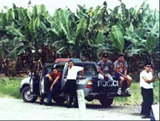 Foto: policas vigilan huelguistas en las bananeras